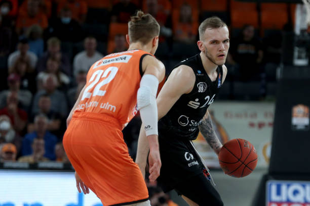 太惨了！巴萨去年加维遭遇ACL+半月板损伤，如今是贝尔纳尔