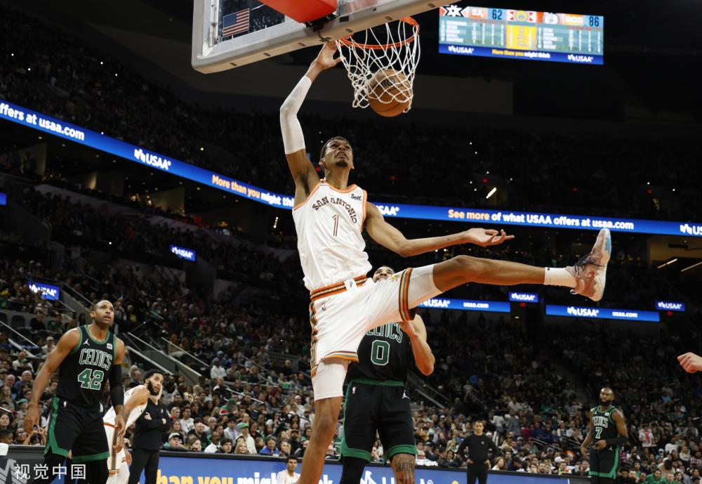 爱德华兹再创队史唯一纪录！轰40分超7成命中率难救主（爱德华兹改写队史唯一纪录：狂砍40分、命中率七成+仍难挽败局）